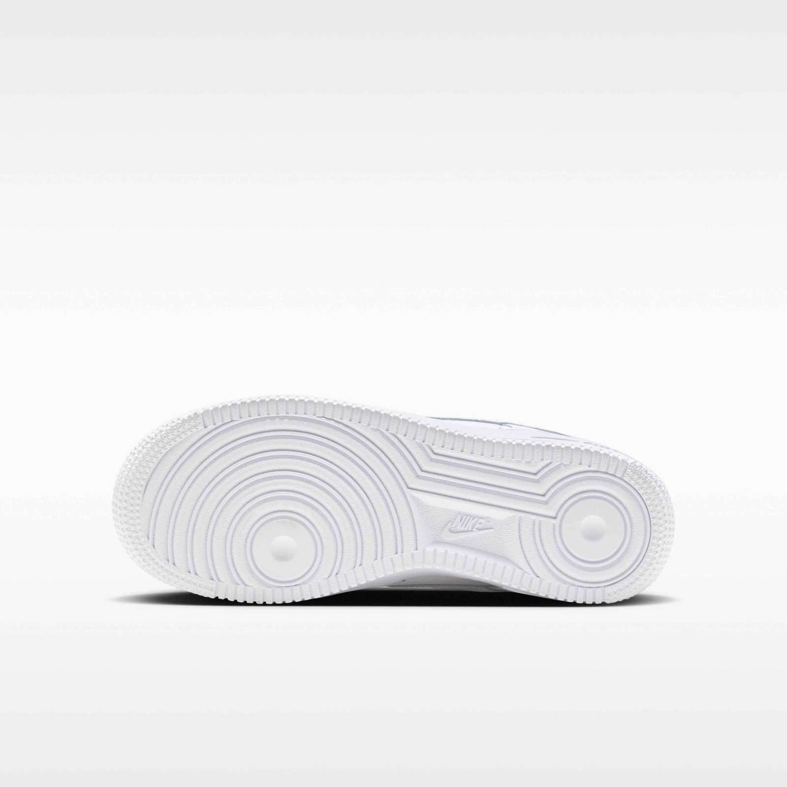 Nike Air Force 1 LE Older Kids' Shoe - White/White - Image 2