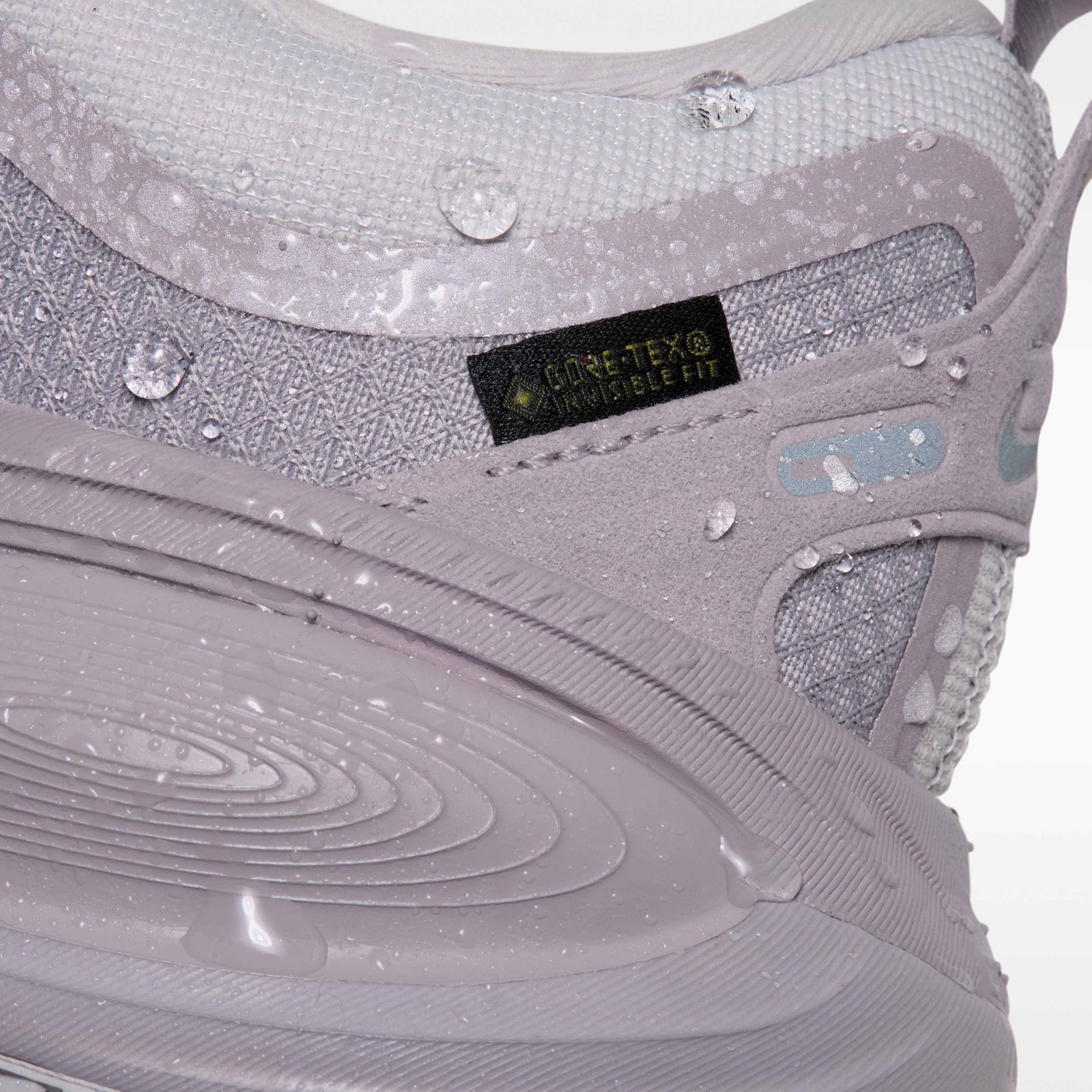Nike Vomero 18 GORE-TEX Women's Waterproof Road Running Shoes With Reflective Design Accents - Vast Grey/Silver Lilac/Metallic Silver - Image 10