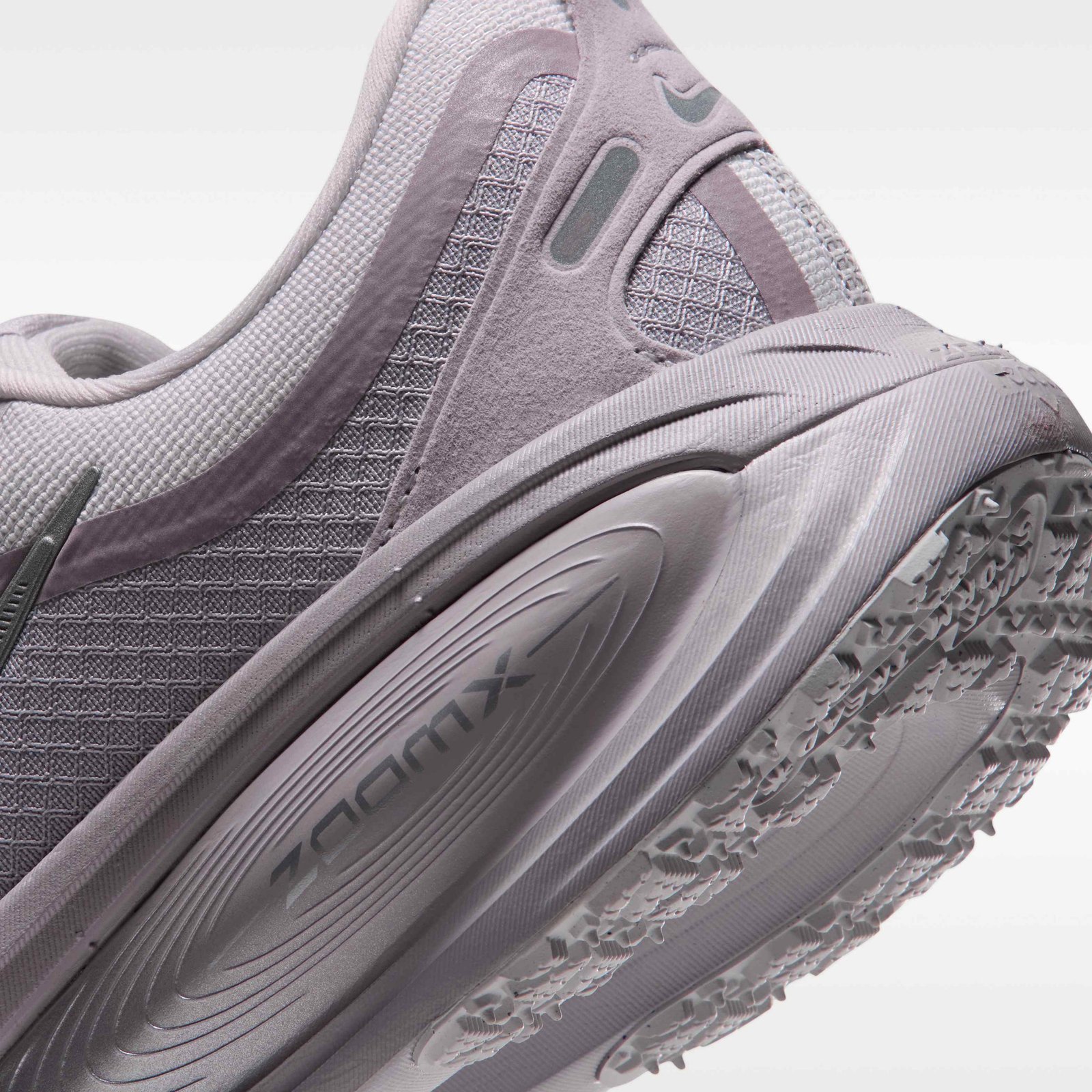 Nike Vomero 18 GORE-TEX Women's Waterproof Road Running Shoes With Reflective Design Accents - Vast Grey/Silver Lilac/Metallic Silver - Image 8