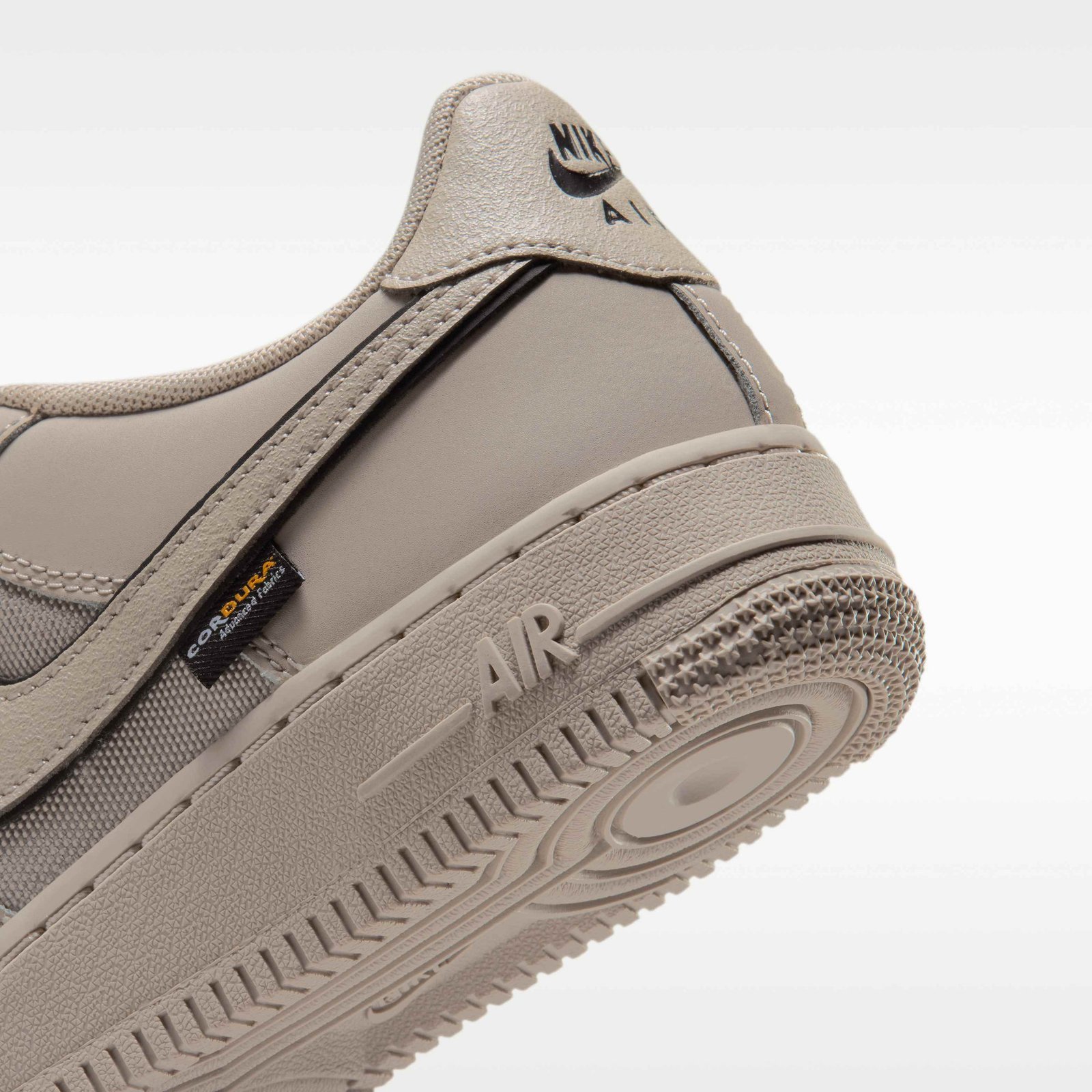 Nike Air Force 1 Low LV8 Older Kids' Shoes - Cream II/Black/Cream II - Image 8